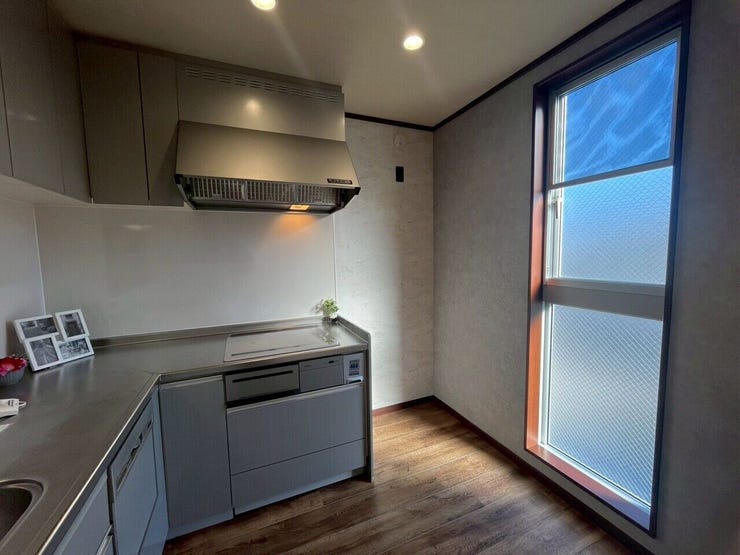 大きな採光窓ありで気持ちよく家事ができます♪