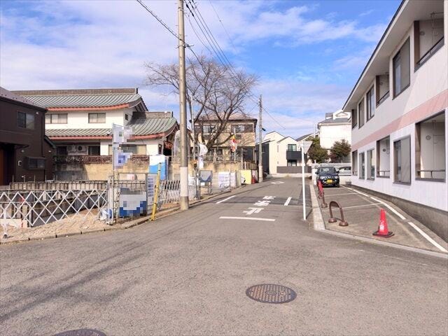 【東側 前面道路】幅員約6mの前面道路です。道路幅にゆとりがあるので、車種を選びません。大きめの車を乗りたい方にもオススメです。