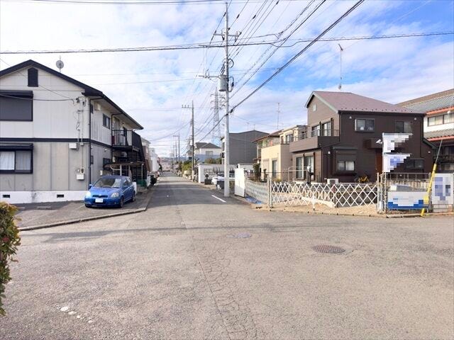 【南側 前面道路】幅員約6mの前面道路です。車がすれ違うのに十分な道幅です。車が2台と通行人も通れる幅となっています。