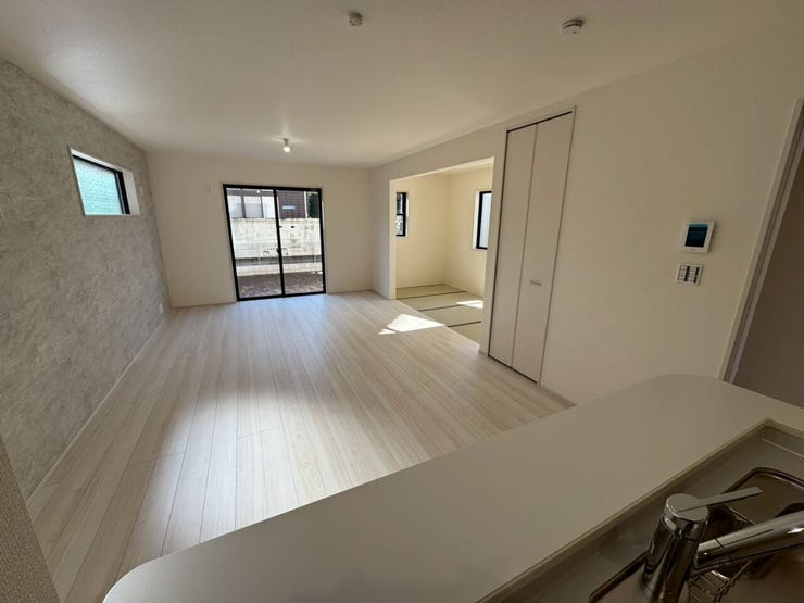 キッチンからリビング全体を見渡すことができます。