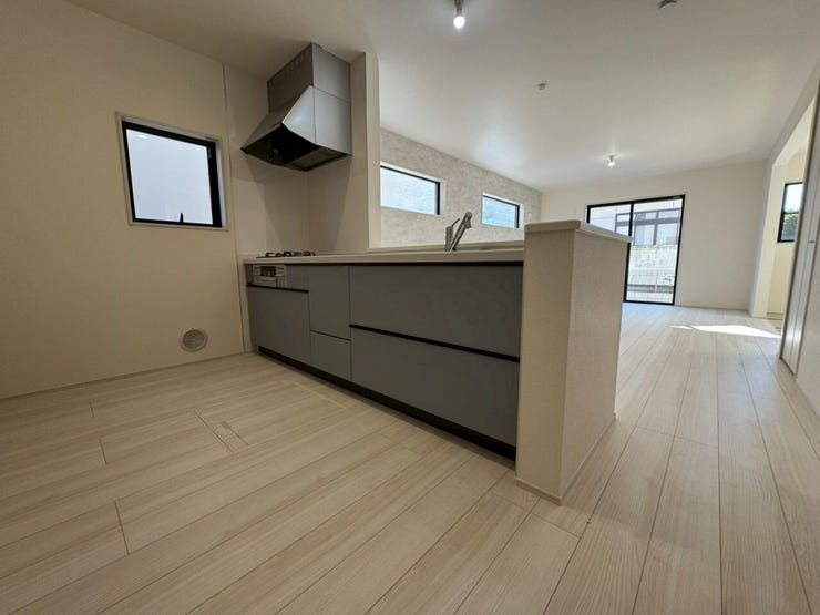 オシャレなアクセントカラーのシステムキッチン