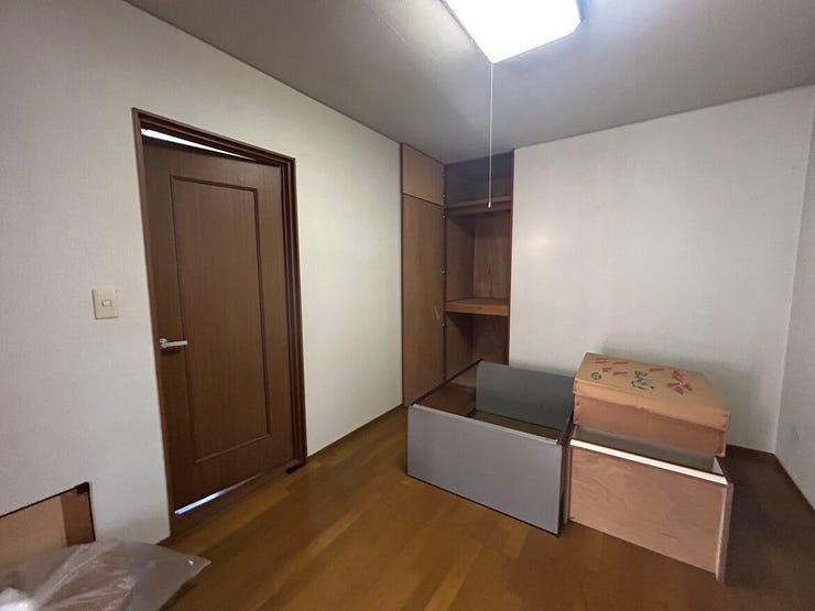 2階真ん中の洋室です