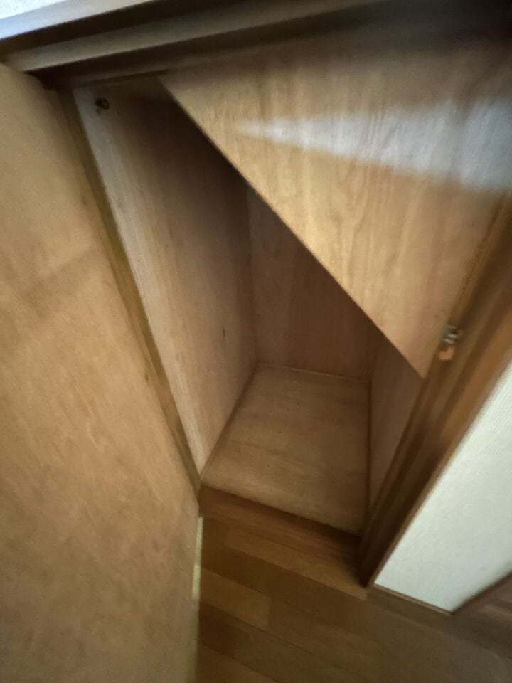 階段下収納です