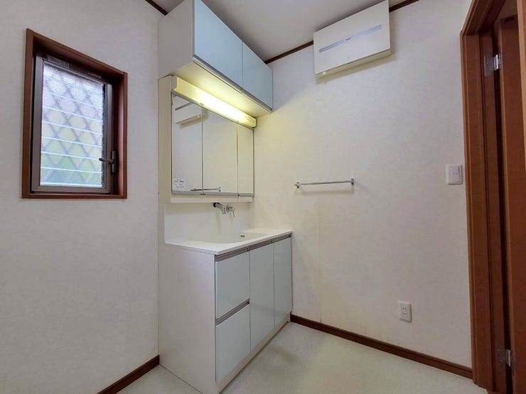 ミラー扉の内側が収納スペースになっていて、洗面周りがスッキリします!
窓もあるので換気もしっかりできます!