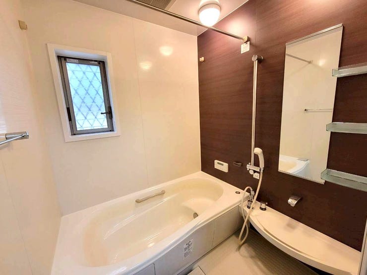 足を伸ばしてゆったりとくつろげるワイドサイズの浴室で1日の疲れも吹っ飛びます!
!窓もあり日々の換気もしやすいです♪