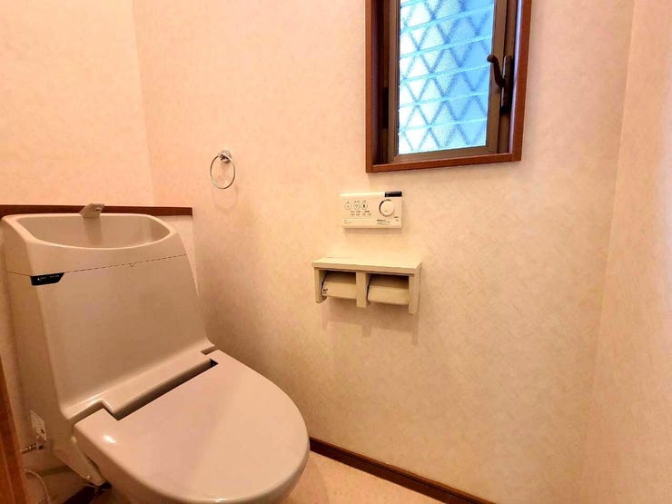 【1F トイレ】
温水洗浄便座機能付きで快適にお使いいただけます♪