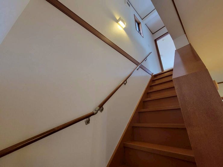 手すり付き階段。小さなお子様やお年寄りの方にも安心して上り下りしていただけます。