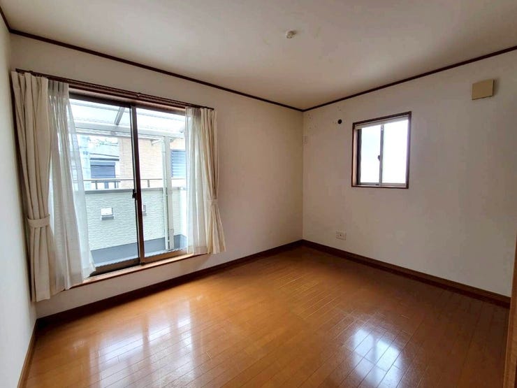 バルコニーに面した6帖の洋室。
2 面採光の明るいお部屋で、一人で過ごす時間も大切にできます。