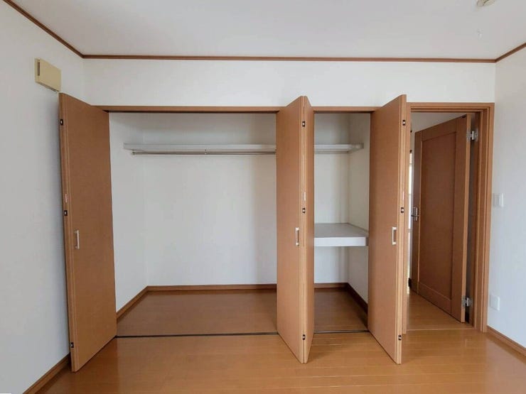 クローゼット内は収納棚が備え付けられており、収納がしやすくなっています!