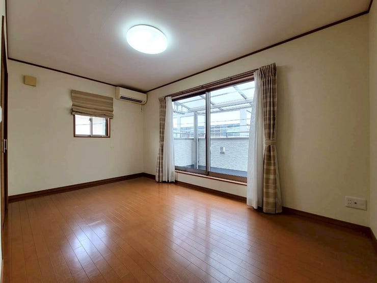 8.5帖の主寝室。
ウォークインクローゼット付きでご夫婦共有でお使いいただけます!