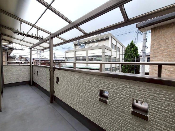 突然の雨でも安心な屋根付きのバルコニー♪