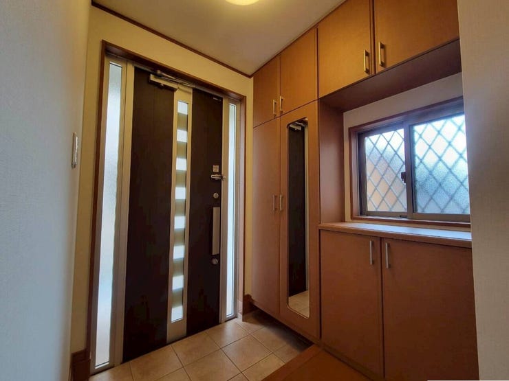 窓のある明るい玄関。
シューズボックスに姿見があるので、出かける前に身だしなみのチェックができますね◎