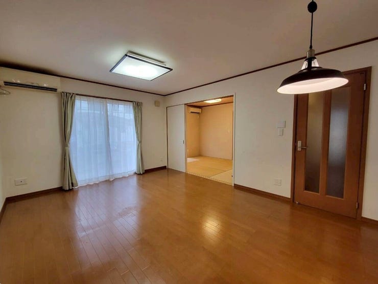 ソファやテーブルを置いても十分な広さのリビング。ご家族みんなでゆったりと過ごせますね♪