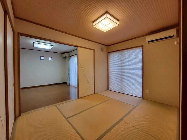 LDK に隣接した和室。お子様のお昼寝や来客のお泊りにもすぐに対応ができます!
