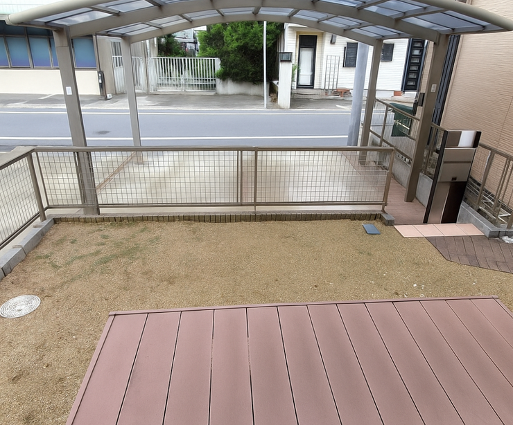 リビングからウッドデッキに出られます。
お庭では、ガーデニングやお子様の遊び場としてお使いいただけます♪