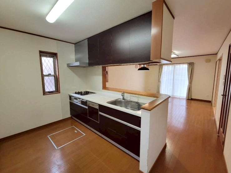 収納力に優れたシステムキッチン!便利な床下収納付きです!