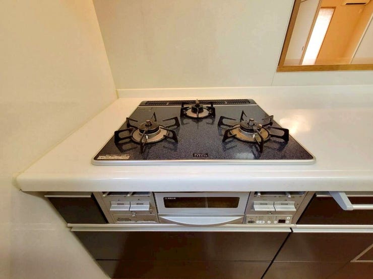 グリル付きの3口コンロなので、同時進行でお料理の効率が上がります♪