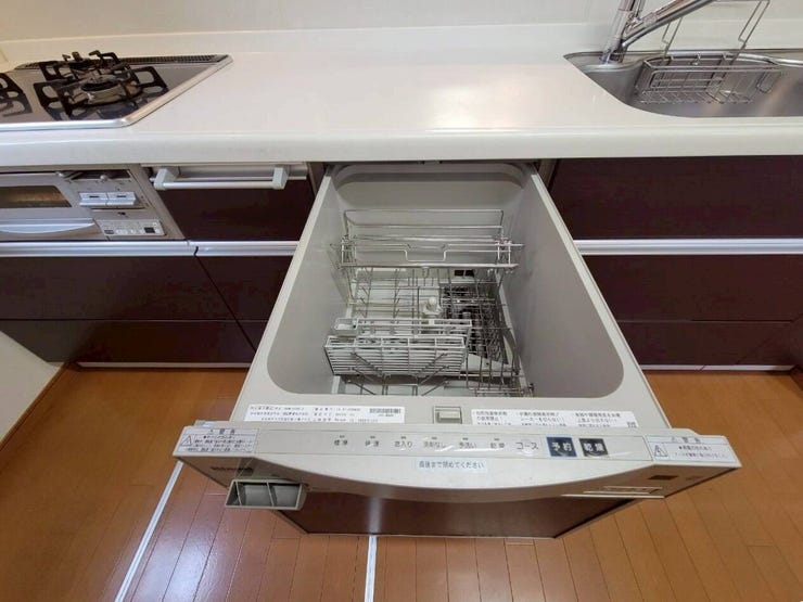 食器を洗っている間にお掃除など、様々なシーンで家事の時短に役立つビルトイン食洗機!