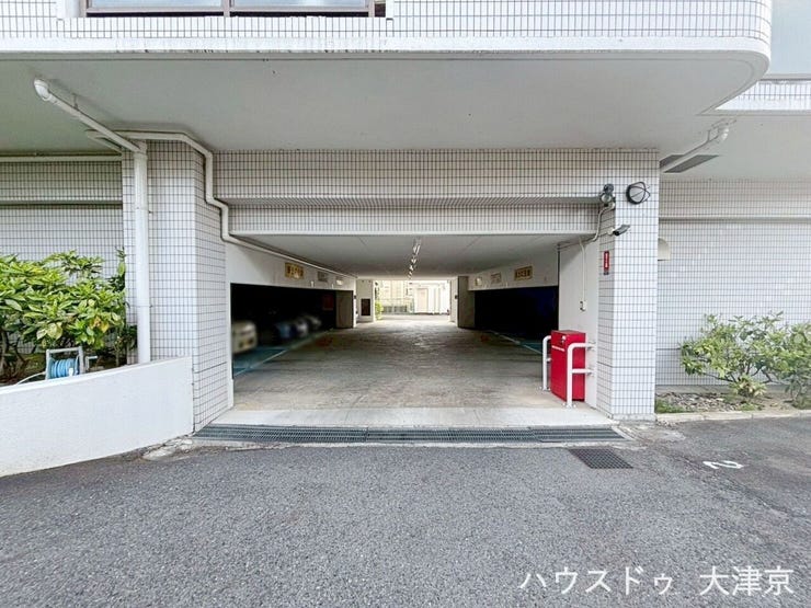 雨の日も濡れずに荷降ろしができる、便利な屋内駐車場完備。