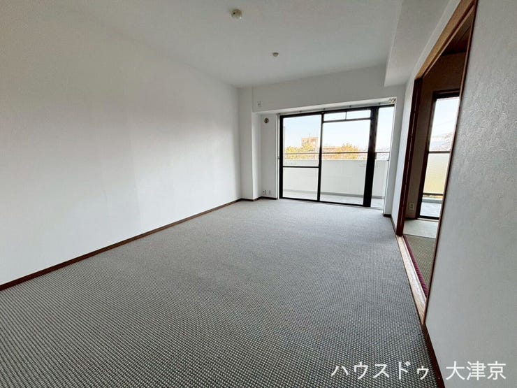 明るく開放的なリビング!大きな窓から光が差し込む心地よい空間です!