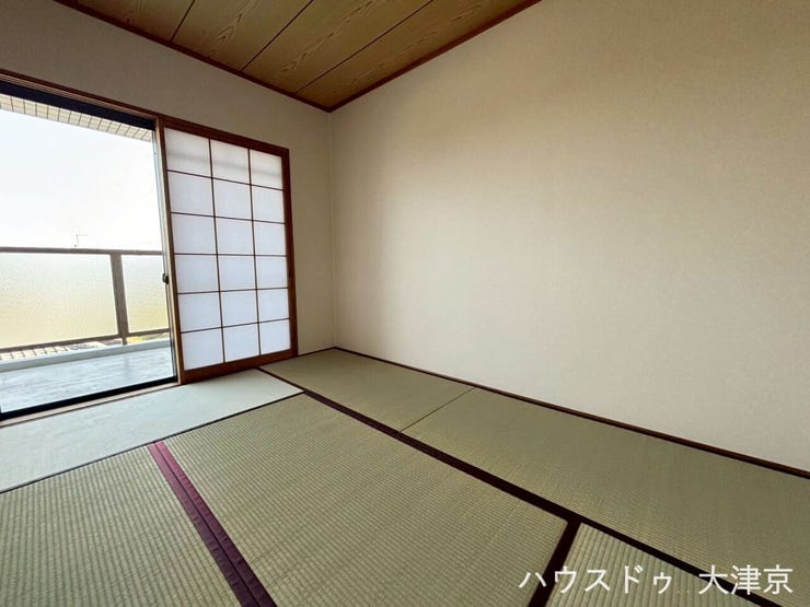 陽光そそぐ寛ぎの和室。バルコニー直結で開放感ある心地よさ。