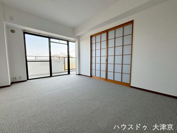 和室と繋がる広々リビング!扉を開ければ開放的な大空間に。