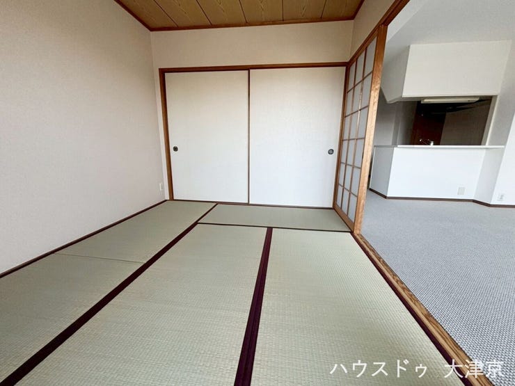 和室とリビングが一体に!キッチンも見渡せる開放的な多機能空間です♪