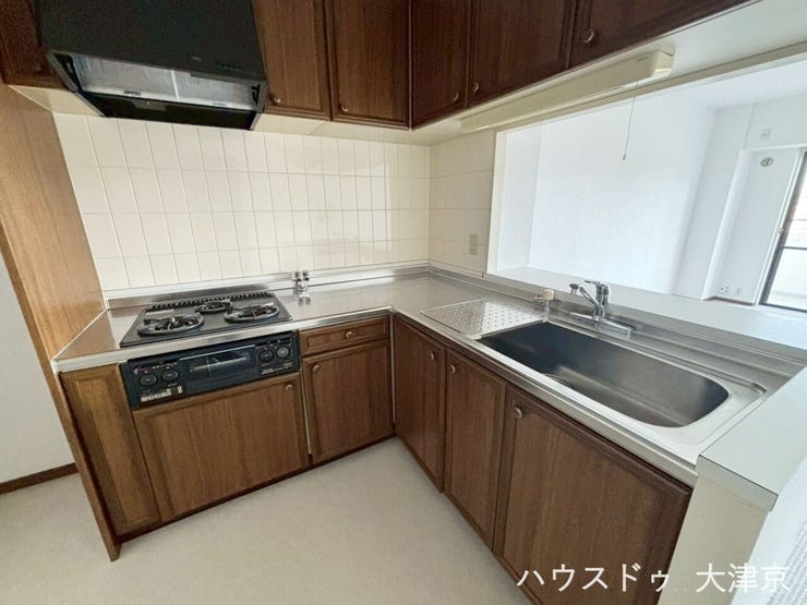 作業動線がスムーズなL字型!収納豊富で広々使える本格キッチン。