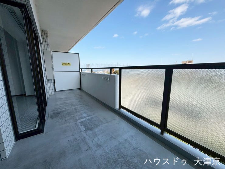 青空広がる開放的なバルコニー!奥行きがあり洗濯物干しも快適♪