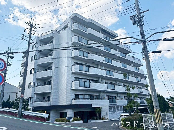 【外観】
白基調の外観が街並みに映える分譲マンション