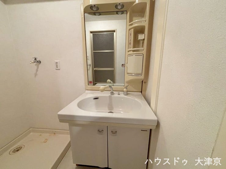 収納豊富なシャワー付き洗面台!毎日の身支度もスムーズに。