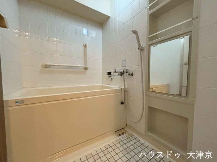 手すり付きで安心のバスルーム!白を基調とした清潔感ある空間。