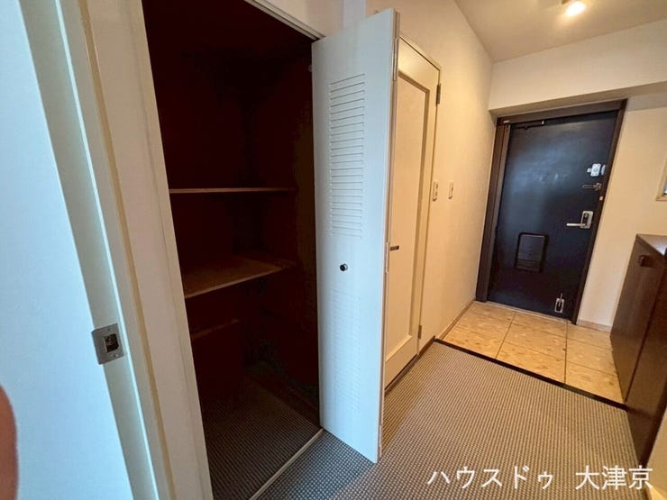 あると嬉しい廊下収納!日用品のストックや掃除道具もスッキリ。