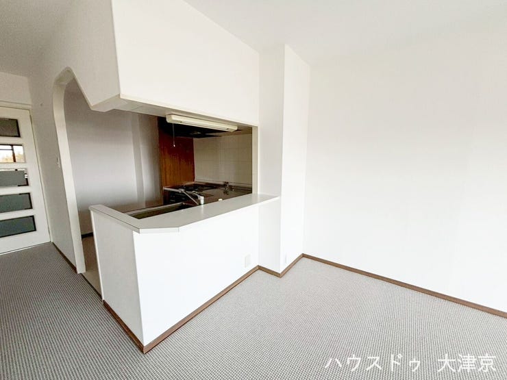 会話が弾む対面キッチン!白を基調とした明るく清潔感ある空間♪