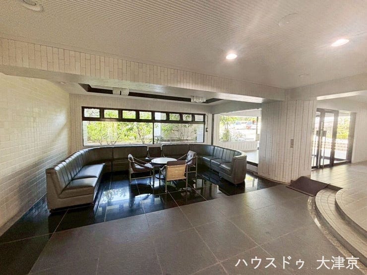 大きな窓で明るい開放感あるロビー