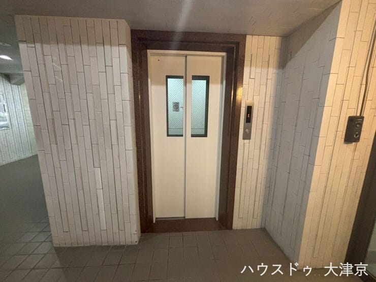 清潔感のある明るいエレベーターホール