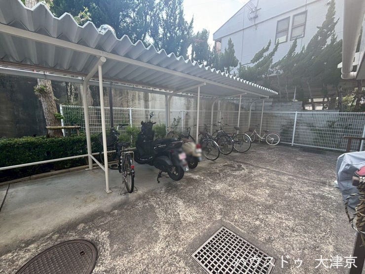 屋根付きで雨の日も安心の駐輪場