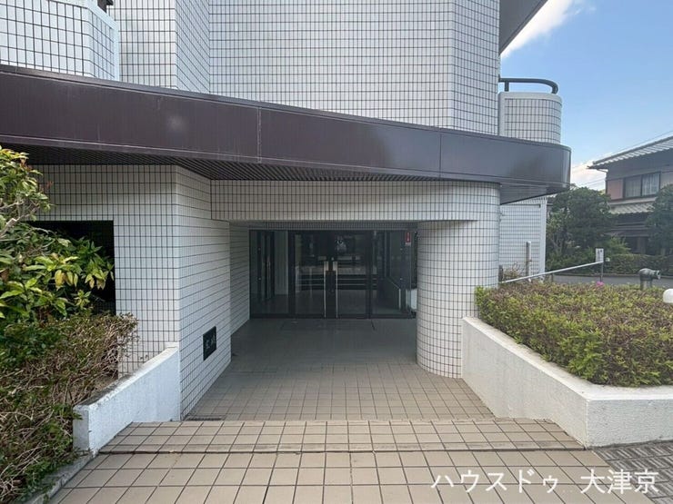 プライバシーに配慮した、落ち着きのあるエントランス設計。