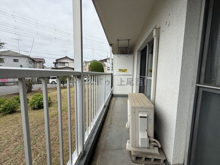 【バルコニー】
南向きのバルコニーの為、陽当たり良好でお洗濯物もよく乾きそうです。
また、向かいの号棟とも間隔がある為、暖かい日が差し込みます。