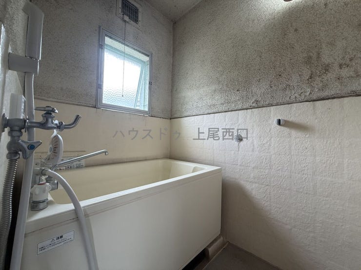 【浴室】
オートバス・追い焚き機能等の設備が整っている浴室となっております。
また、浴室には小窓が備わっている為、空気の入れ替えなど出来て環境を整えることができます。