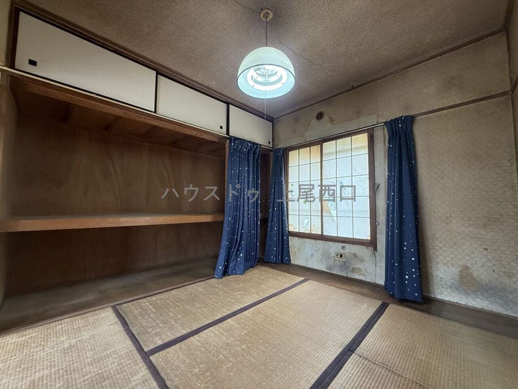 【和室】
北西側和室6畳タイプとなっております。
収納力も豊富で採光性もある和室となっております。