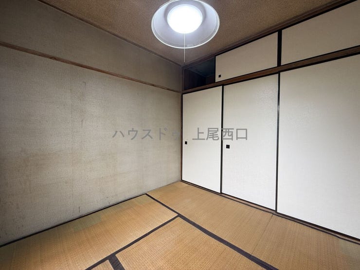 【和室】
玄関横にある和室6畳のお部屋となっております。
収納スペースやバルコニーと繋がっている為、使い勝手の良い和室となっております。