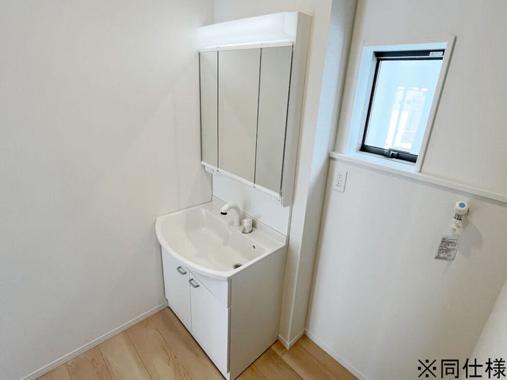 ※同仕様
◎現地案内予約受付中!◎
ヘアセットもしやすい三面鏡の洗面化粧台です♪