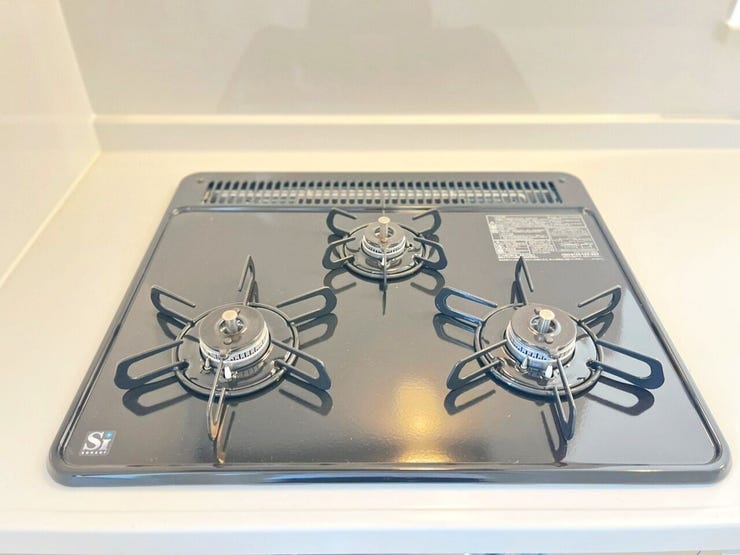01.過熱防止センサー付ガスレンジ
から炊きにより一定の温度に達すると自動で火を止めてくれる安心機能、過熱防止センサー付3口タイプ。※イメージ写真