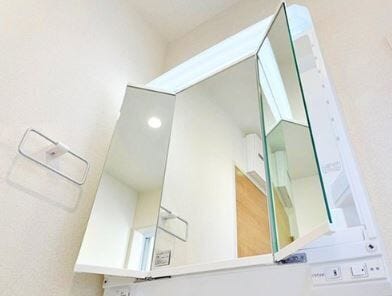 04.ミラーキャビネット (くもり止めヒーター付)
ミラー扉の内側がすべて収納スペースになっています。※イメージ写真