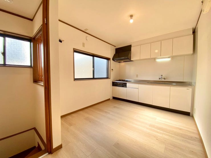 ダイニングスペース
ご飯を食べるだけなら充分なスペースがございます♪