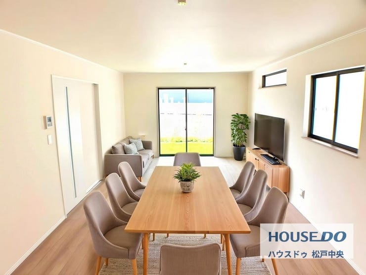 ◎リビング:C号棟(8/6撮影)
南側にある大きな掃き出し窓から入る日差しはとても暖かく、お部屋を明るく照らしてくれます!
※家具はCGになります。