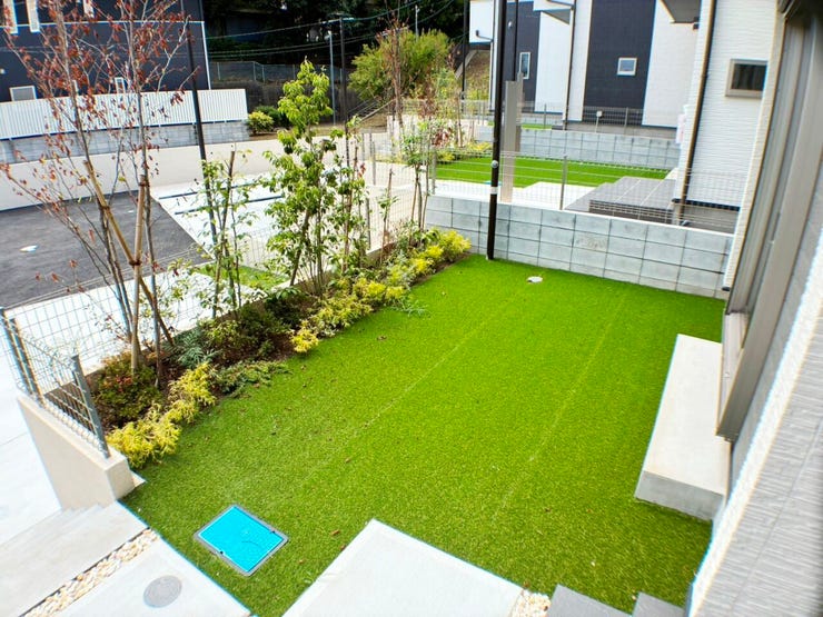 ◎庭:D号棟(8/6撮影)
ちょっとしたお庭スペース付!
芝も敷いてあるので雑草も生えにくく、綺麗が長続きします♪