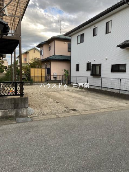 前面道路も広く、駐車も快適♪