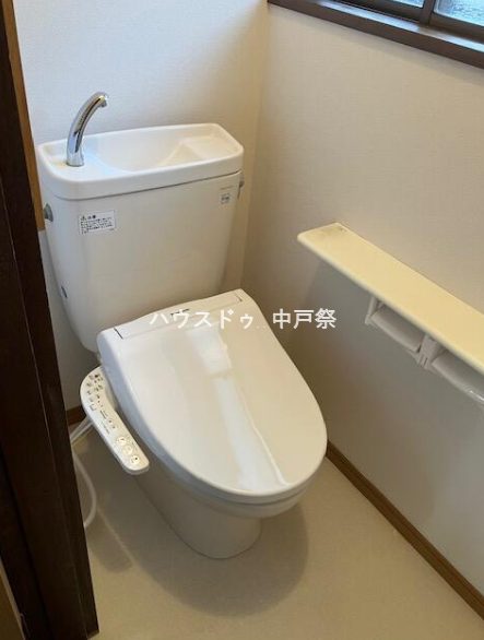 窓付きなので換気もできるトイレスペ-ス
